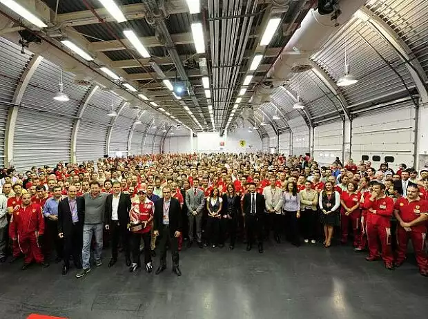 Ferrari-Belegschaft in Maranello Titel-Bild zur News: Ferrari-Belegschaft in Maranello