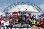 Nach Platz zwei im Vorjahr fand Tony Stewart diesmal den Weg in die Victory Lane von Las Vegas