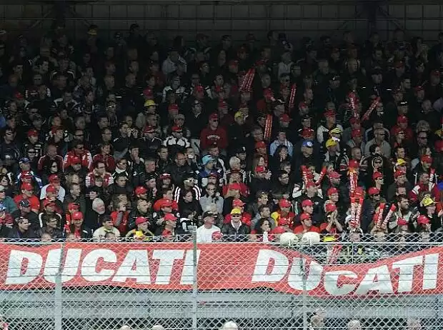 Ducati, Fans, Tribüne Titel-Bild zur News: Ducati, Fans, Tribüne