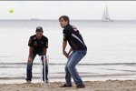 Sebastian Vettel und Mark Webber (Red Bull) spielen Cricket