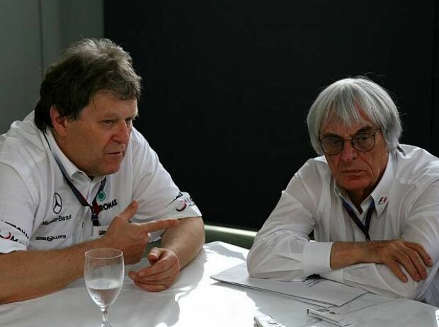 Titel-Bild zur News: Norbert Haug (Mercedes-Motorsportchef), Bernie Ecclestone (Formel-1-Chef)