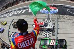 Carl Edwards (Roush) schwenkt die Startflagge zum Nationwide-Rennen