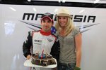 Timo Glock (Marussia) feiert seinen Geburtstag beim Saisonauftakt; hier mit Freundin Isabell Reis