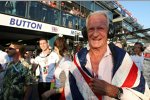Ein stolzer Vater: John Button, Vater des Melbourne-Siegers Jenson Button (McLaren), feiert nach dem Rennen stilecht mit dem 