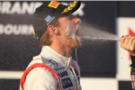 Schmeckt's? Jenson Button (McLaren) genießt den Champagner nach seinem Sieg in Australien.