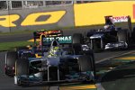 Nico Rosberg (Mercedes) muss sich im Rennen gegen die Konkurrenz zur Wehr setzen.