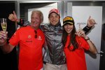 Jenson Button (McLaren) feiert seinen Australien-Sieg mit Vater John und Freundin Jessica Michibata