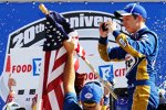 Auch in der Victory Lane konnte Brad Keselowski das Twittern nicht lassen...