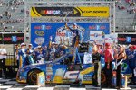 Brad Keselowski und das Penske-Team feiern in der Victory Lane von Bristol