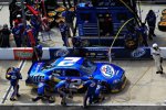 Sieger Brad Keselowski beim Service an der Penske-Box