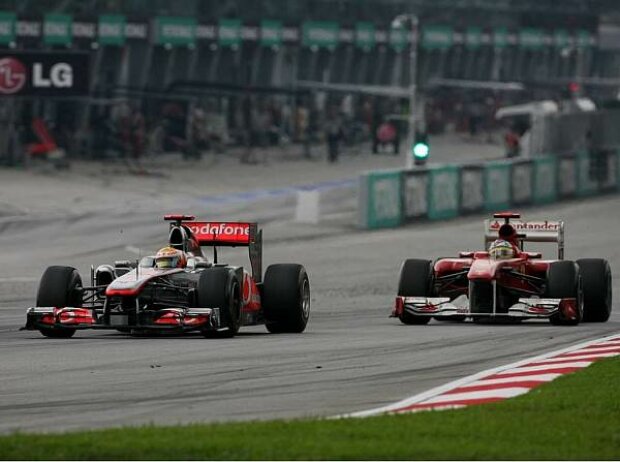 Lewis Hamilton vor Fernando Alonso Lewis Hamilton vor Fernando Alonso