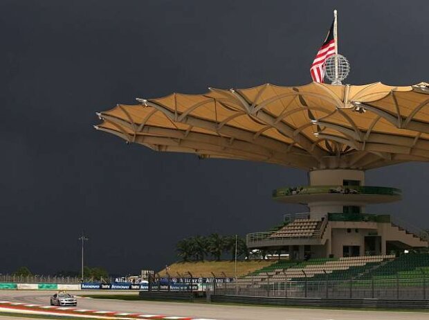 Dunkle Wolken über dem Sepang International Circuit Dunkle Wolken über dem Sepang International Circuit