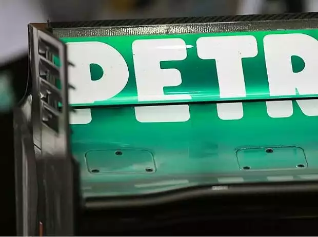 Heckflügel des Mercedes F1 W03 Titel-Bild zur News: Heckflügel des Mercedes F1 W03