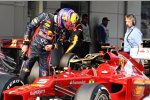 Mark Webber (Red Bull) schaut in das Auto Fernando Alonso (Ferrari) 