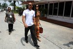 Lewis Hamilton (McLaren) wieder vereint mit Freundin Nicole Scherzinger. Am Rennsonntag in Malaysia kamen beide gemeinsam an der Strecke an.