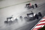 Michael Schumacher (Mercedes) kämpft gegen Pastor Maldonado (Williams) 