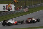 Und schon war er weg, der Frontflügel. Jenson Button (McLaren) wollte an Narain Karthikeyan (HRT) vorbei. Beide berührten sich und Button musste an der Box einen neuen Frontflügel abholen.