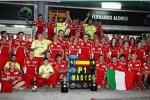 Fernando Alonsos etwas überraschender Sieg in Sepang wird bei Ferrari gefeiert.