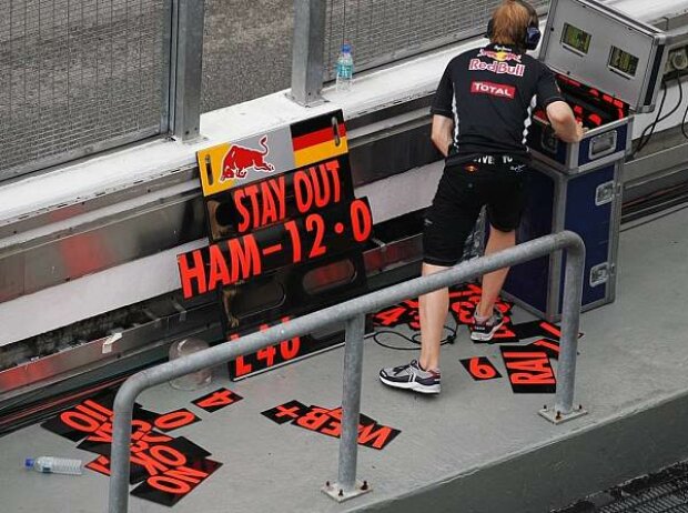 Titel-Bild zur News: Sebastian Vettel Boxenmauer Boxentafel Pit Board