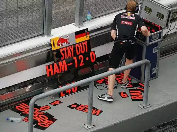 Sebastian Vettel Boxenmauer Boxentafel Pit Board Titel-Bild zur News: Sebastian Vettel Boxenmauer Boxentafel Pit Board