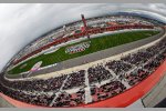 Dunkle Regenwolken über dem Auto Club Speedway in Fontana