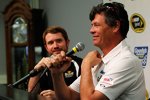 Michael Waltrip gibt Brian Vickers zwei weitere Rennen