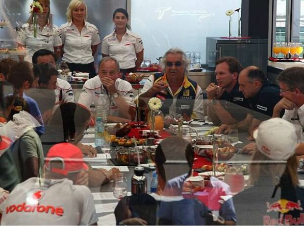 Titel-Bild zur News: FOTA-Meeting mit den Fahrern in Istanbul