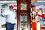 Kevin Harvick und Richard Childress mit der berühmten Grandfahter-Clock 