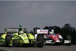 Mike Conway (Foyt) greift Tony Kanaan an