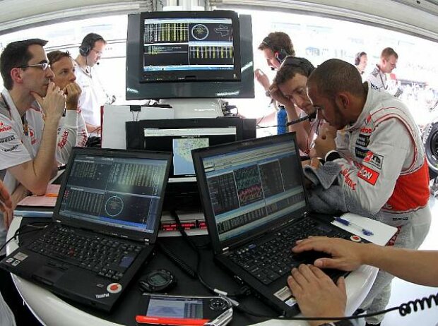 Titel-Bild zur News: Jenson Button, Lewis Hamilton, Setup