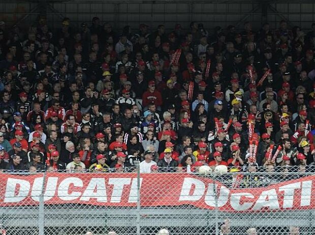 Titel-Bild zur News: Ducati, Fans, Tribüne