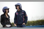 Celina Wade und Sebastian Vettel (Red Bull) bei Martial-Arts-Filmdreharbeiten