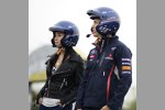 Celina Wade und Sebastian Vettel (Red Bull) bei Martial-Arts-Filmdreharbeiten
