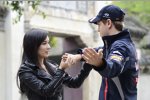 Celina Wade und Sebastian Vettel (Red Bull) bei Martial-Arts-Filmdreharbeiten