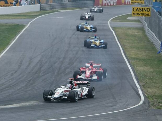 Jenson Button vor Michael Schumacher Jenson Button vor Michael Schumacher