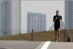 Wenn der Smog an der Strecke in Schanghai schon einmal nicht das Atmen behindert, kann man auch eine Runde Jogging einlegen - so wie Toro-Rosso-Pilot Sebastien Buemi am Donnerstag.