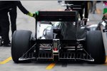 Lewis Hamilton (McLaren) mit einem speziellen Testinstrument am Auto.