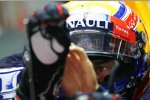 Bereit für den ersten Einsatz am China-Wochenende: Mark Webber (Red Bull) streift sich die Handschuhe über.