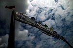Der Texas Motor Speedway begrüßte die Piloten am Freitag mit bewölktem Himmel