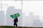 Zwei Fans mit brasilianischer Flagge, im Hintergrund wächst Schanghai an die Strecke heran.