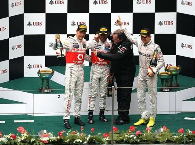 Titel-Bild zur News: Jenson Button, Lewis Hamilton, Norbert Haug und Nico Rosberg