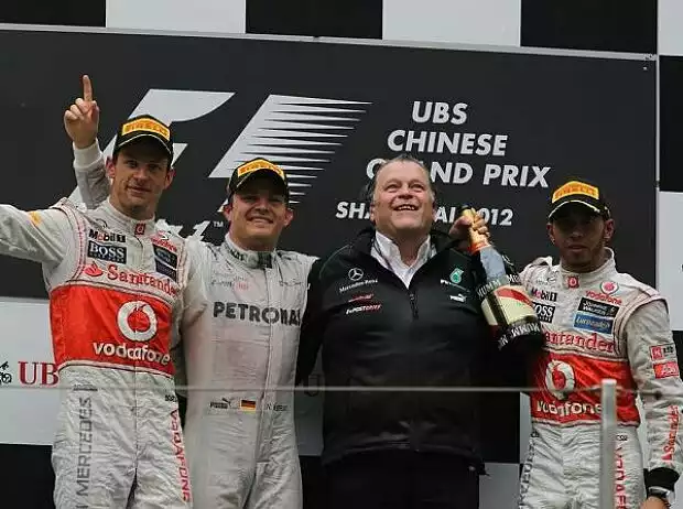 Titel-Bild zur News: Jenson Button, Nico Rosberg, Norbert Haug (Mercedes-Motorsportchef), Lewis Hamilton