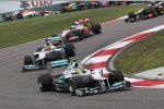 Sauberer Rennstart für Mercedes: Nico Rosberg und Michael Schumacher führten das Feld an.