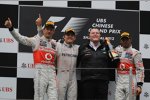 Das Siegerpodest in Schanghai: Jenson Button (McLaren), Nico Rosberg (Mercedes), Norbert Haug (Mercedes-Motorsportchef) und Lewis Hamilton (McLaren) 