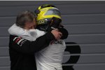 Freude nach dem ersten Mercedes-Werksteam-Sieg seit 1955: Norbert Haug (Mercedes-Motorsportchef) und Nico Rosberg (Mercedes) 