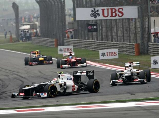 Sergio Perez vor Kamui Kobayashi Sergio Perez vor Kamui Kobayashi