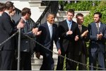 US-Präsident Barack Obama betritt das Rednerpult, die NASCAR-Stars (in Anzug und Krawatte) applaudieren 