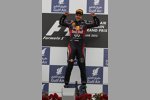 Sebastian Vettel (Red Bull) jubelt über den ersten Saisonsiegt, dank dem er auch gleich die Führung in der WM übernimmt!