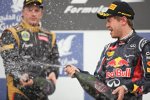 Kimi Räikkönen (Lotus) erhält von seinem Kumpel Sebastian Vettel (Red Bull) eine ordentliche Champagnerdusche