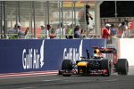 Sebastian Vettel (Red Bull) jubelt bei der Zieldurchfahrt nach 1 Stunde, 35 Minuten, und 10,990 Sekunden